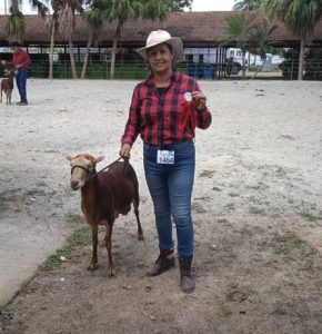 La esposa de Miguel mostrando la hembra ovina que resulto Gran Campeona adulta