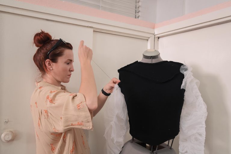 Reinventarse en tiempos difíciles: La historia Karla, de arquitecta a gestora de emprendimiento de moda sostenible